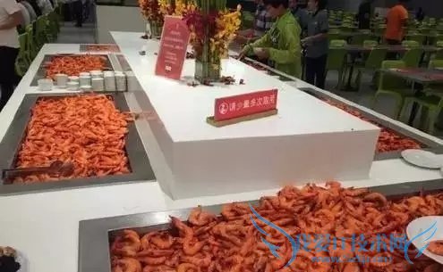 中国游客泰国吃自助用盘子铲虾:震惊泰国网友