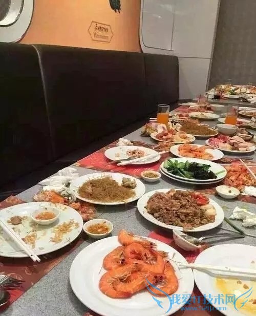 中国游客泰国吃自助用盘子铲虾:震惊泰国网友