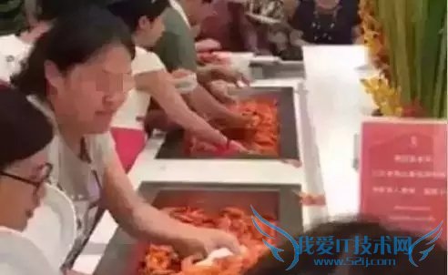 中国游客泰国吃自助用盘子铲虾:震惊泰国网友