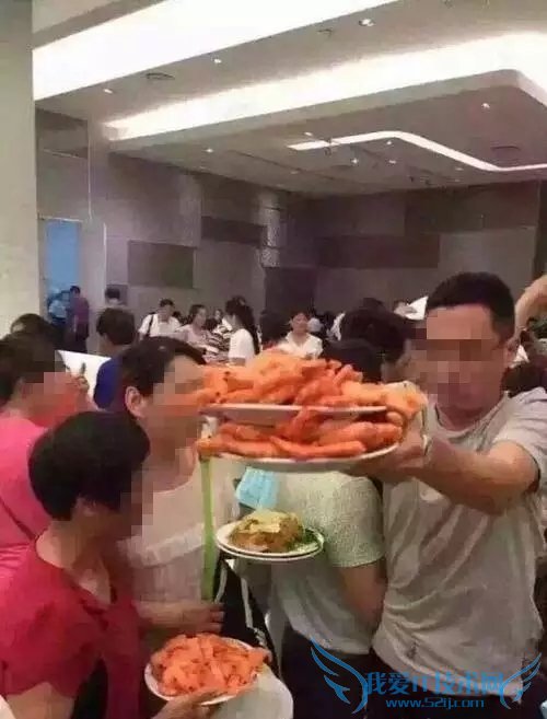 中国游客泰国吃自助用盘子铲虾:震惊泰国网友