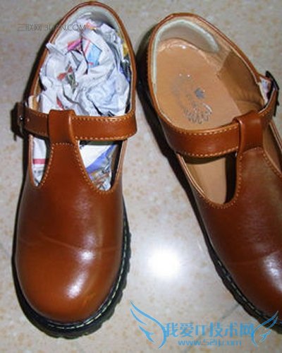 怎么快速弄干鞋子 让鞋子快干的小技巧