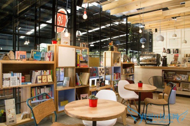 9¾ Bookstore and Café 10