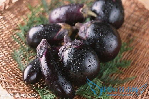 炒茄子时洒点水减少油烟 52IJ