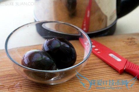 切皮蛋不粘刀的两个小窍门 52IJ