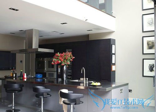 小户型功能性厨房设计 52IJ阅读