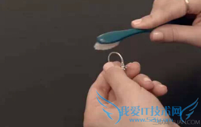 钻石可以用牙膏清洗吗 52IJ