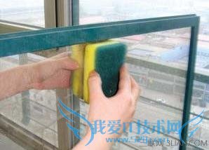 用海绵清洗纱窗