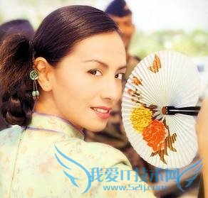 我用黑色还是海军蓝色眼线笔配合蓝色眼影?