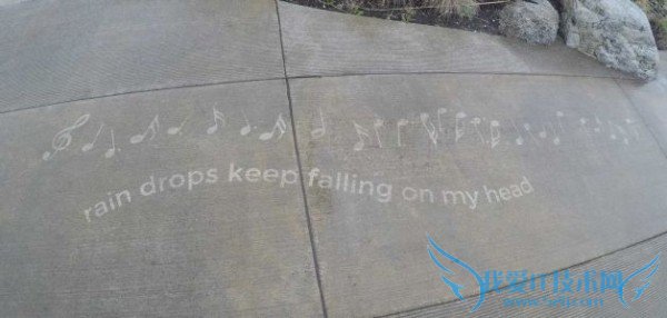 在西雅图街头用这种特殊的涂料写下一句句温馨的话语,人生的憧憬和无限的感慨