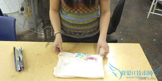 怎样快速叠t恤 快速叠t恤的方法图解教程