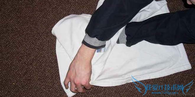 怎样快速叠t恤 快速叠t恤的方法图解教程