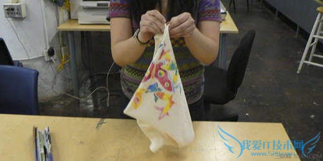 怎样快速叠t恤 快速叠t恤的方法图解教程