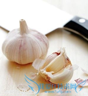 怎样剥大蒜去皮更容易?大蒜去皮的方法妙招:用菜刀拍大蒜法去皮
