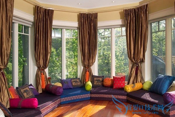 明媚的落地窗户客厅