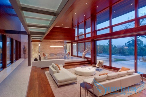 明媚的落地窗户客厅