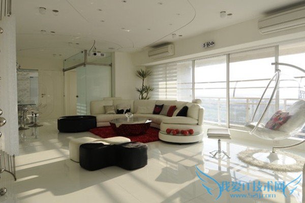 明媚的落地窗户客厅