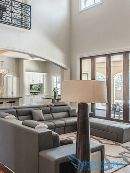 明媚的落地窗户客厅