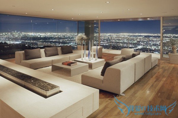 明媚的落地窗户客厅