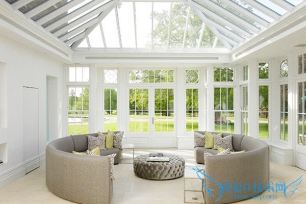 明媚的落地窗户客厅