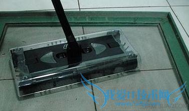 用吸尘器清洁纱窗