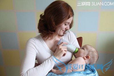 新生婴儿呛奶的家庭急救法 三联