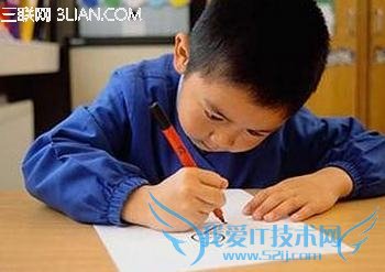 警惕孩子用笔不当导致近视 三联