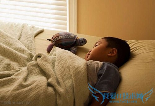 如何让宝宝适应分床睡 52IJ母婴教育