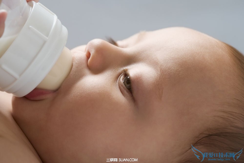 躺着喝奶会变“地包天” 三联