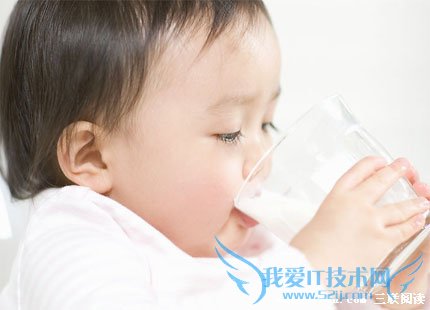 什么时候给孩子用水杯喝水+52IJ母婴教育阅读