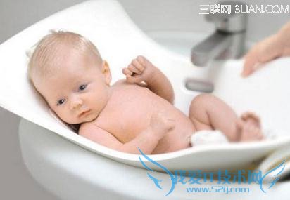 给新生儿洗澡注意几点 三联