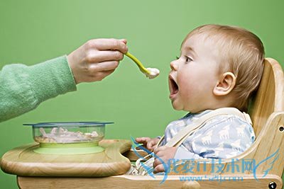 人工喂养的宝宝如何添加辅食?