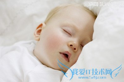 新生宝宝不宜睡枕头! 三联