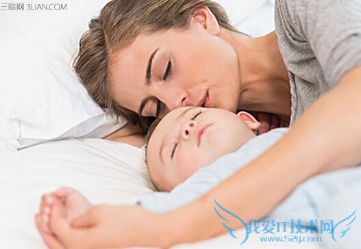 新生儿同妈妈睡一个被窝好吗 52IJ母婴教育