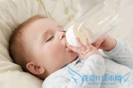 宝宝含着奶瓶入睡当心长蛀牙 52IJ母婴教育
