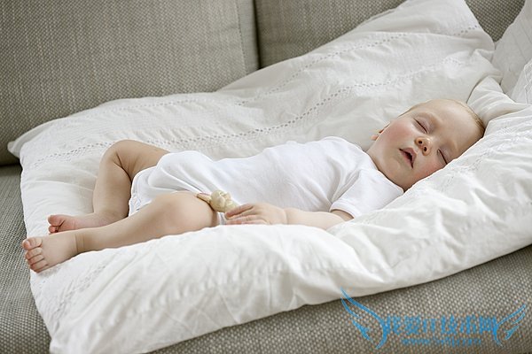 夏天怎么让宝宝睡个好觉 52IJ母婴教育