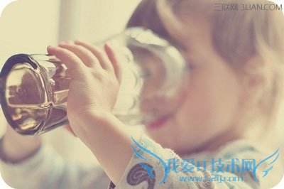 宝宝上火不宜喝过多凉茶 52IJ母婴教育