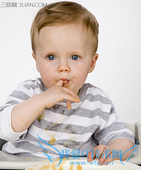 宝宝吃手正常吗 52IJ母婴教育