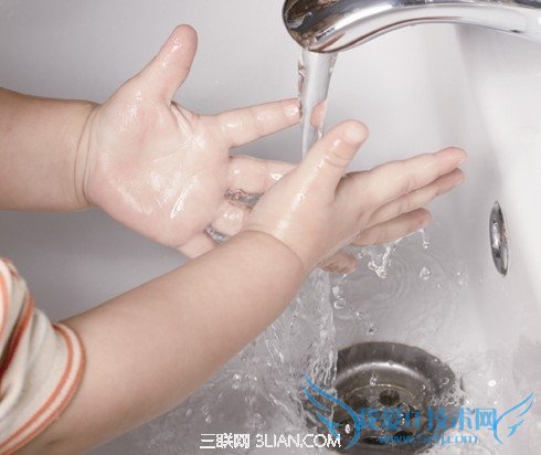 正确给宝宝洗手的方法 三联