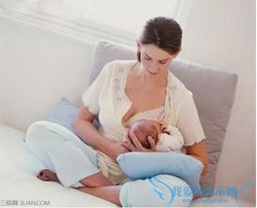 母乳喂养:4种常用哺乳姿势 三联
