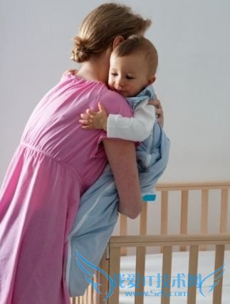 刚出生的新生儿该怎么抱?