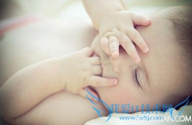 家长怎样对待孩子吃手指 52IJ母婴教育