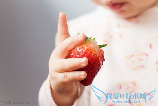 宝宝吃手利弊兼具不能盲目制止 52IJ母婴教育