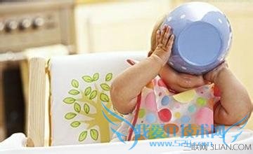如何训练孩子自己吃饭 52IJ母婴教育