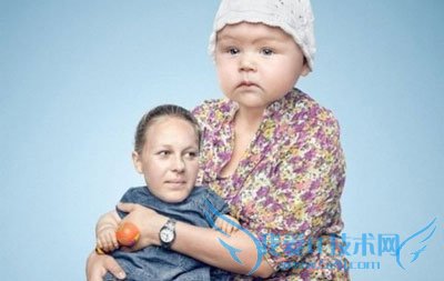 妈妈要警惕新生儿竖抱危害 52IJ母婴教育