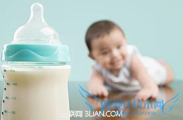 冬天给宝宝温奶别犯两种错 52IJ母婴教育