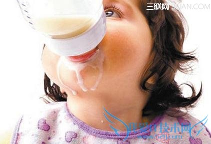 宝宝一周岁后学习使用吸管杯 52IJ母婴教育