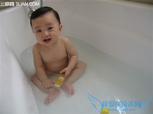 给新生儿洗澡的注意事项 三联
