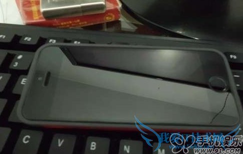 苹果iPhone5s贴上完美贴玻璃膜教程 52IJ手机之家