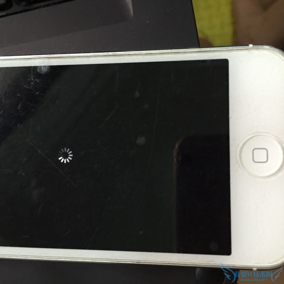 iPhone选择抹掉所有内容和设置后一直黑屏有白色的圈在转怎么办 52IJ手机之家
