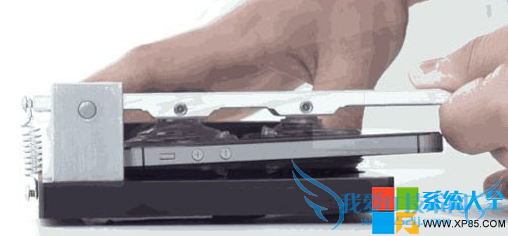 最简单的iPhone手机拆机教程 苹果手机拆机教程 苹果手机如何换内电池 系统之家